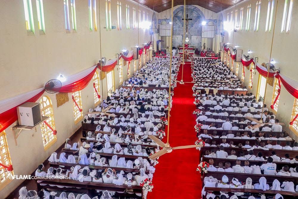 Bishop Confers Sacrament of Confirmation on 983 Candidates
