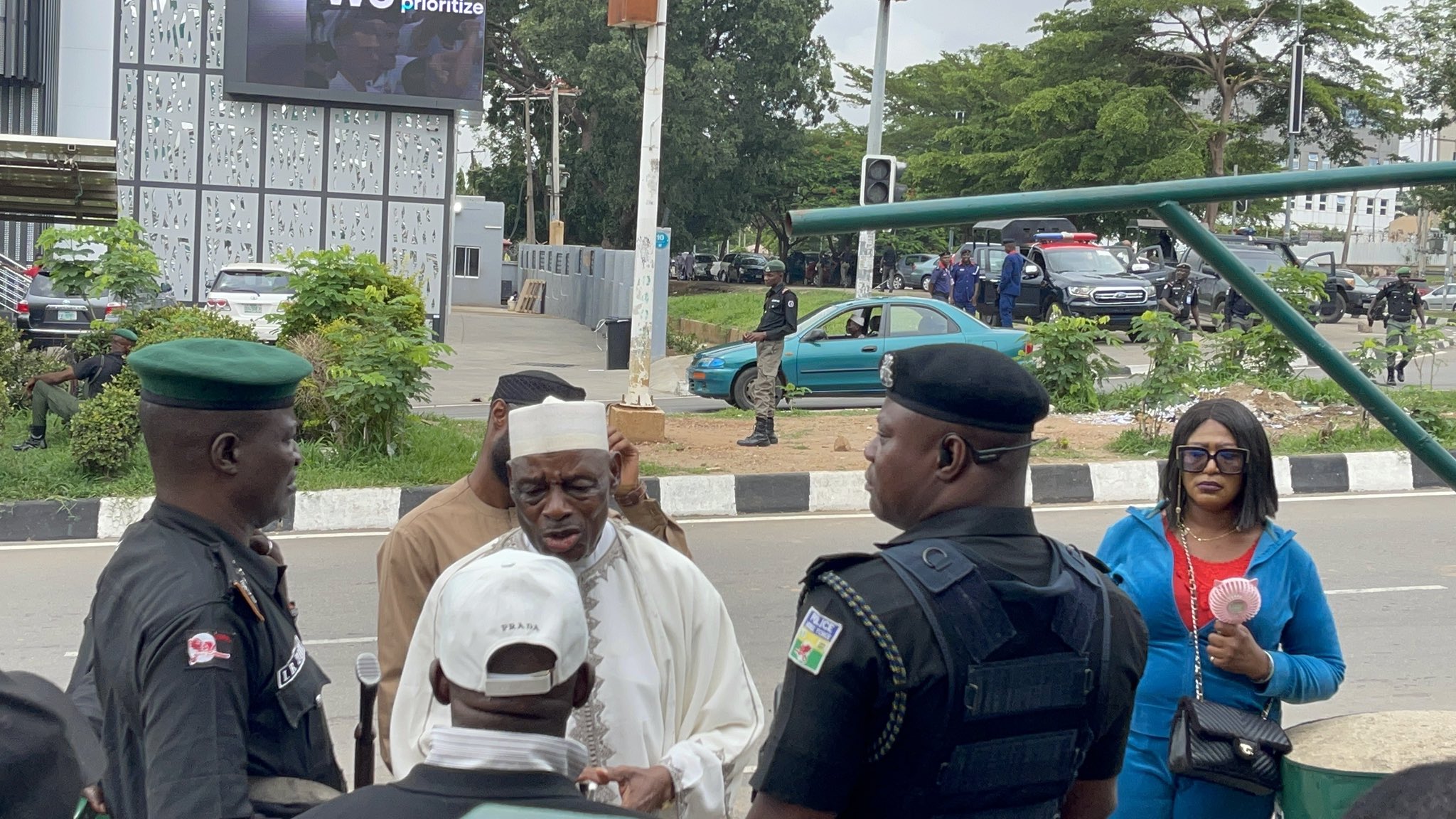PDP 100th NEC Meeting: Happening Now- Federal Police, @PoliceNG other Security Agencies with the Order of All Progressives Congress (APC), @OfficialAPCNg harassing Board of Trustees members and staff of the Party’s National Secretariat in a bid to stop the scheduled meeting.