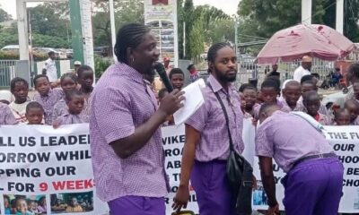 Social media activist #VeryDarkMan takes the fight to Minister #Wike’s doorstep, teaching schoolchildren outside the FCT office in protest of the ongoing primary school teachers’ strike.