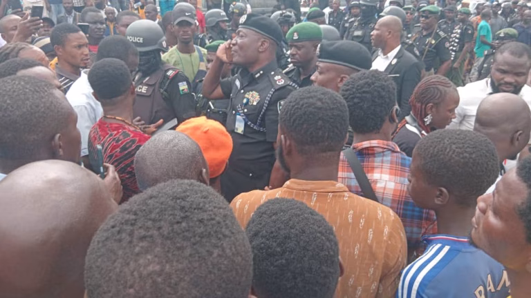 Oworonshoki residents have shut down Third Mainland Bridge in massive protest against govt demolitions!