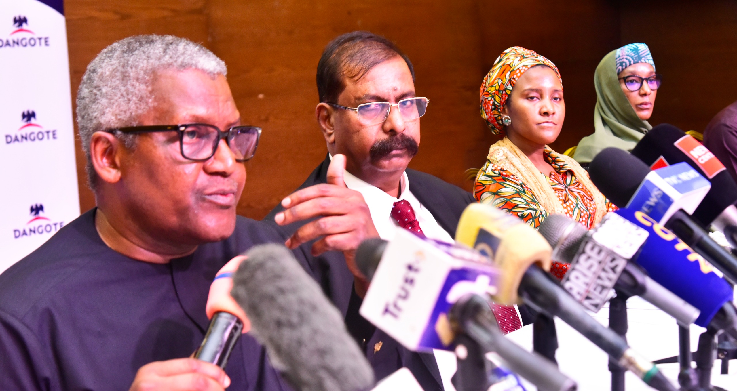 Aliko Dangote urges Nigerians to sell U.S. dollars as refinery boosts naira value.