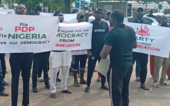 Members of the Peoples Democratic Party (PDP) staged a peaceful protest at the US Embassy in Abuja, calling on the international community to help safeguard Nigeria’s democracy and prevent a slide into a one-party system.