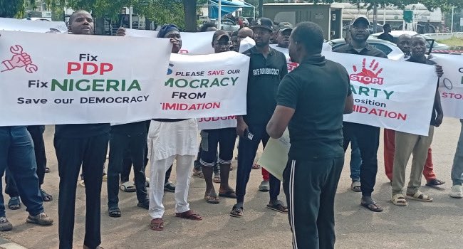 Members of the Peoples Democratic Party (PDP) staged a peaceful protest at the US Embassy in Abuja, calling on the international community to help safeguard Nigeria’s democracy and prevent a slide into a one-party system.