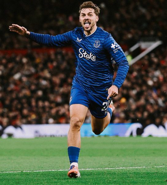 Everton Beats Manchester United 1-0 at Old Trafford After Early Red Card and Dewsbury-Hall Stunner