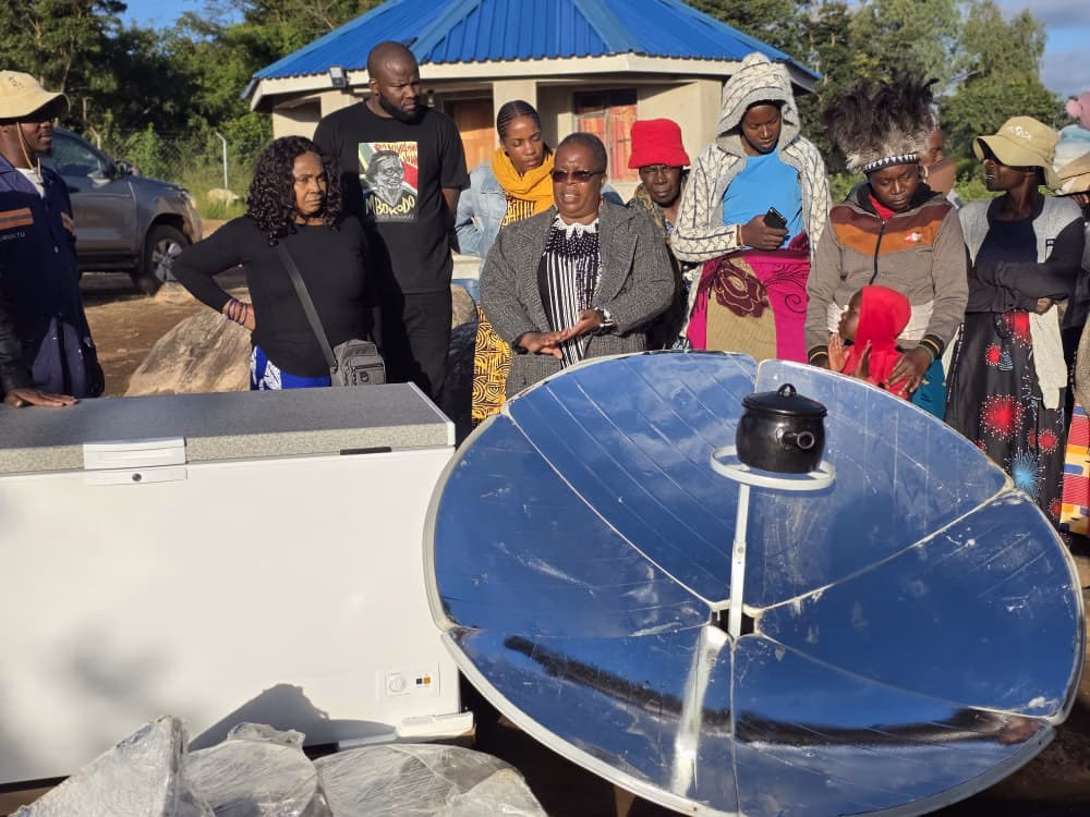 Dr-Mela-Chiponda-with-dark-spects-talks-to-women-during-the-presentation-of-a-solar-cooker-to-women-groups-in-Bikita-Zimbabwe.